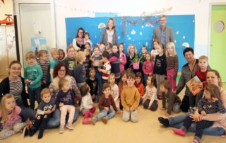 Gruppenbild mit Kindern des KiGa Oestheim bei der Geldübergabe